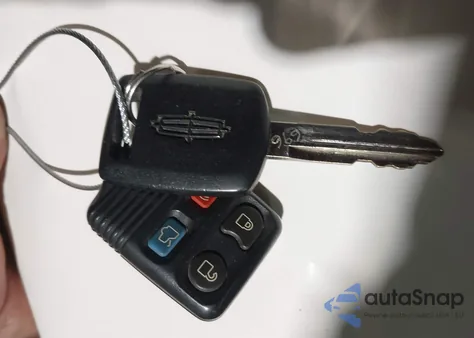 2010 Lincoln Town Car Signature Limited from USA, damaged, VIN 2LNBL8CV3AX753056